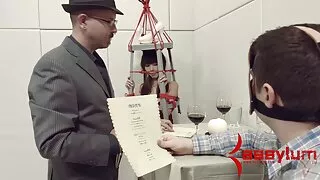 O homem arranja melhores vídeos pornô das brasileirinhas o orgasmo da namorada com a mão, colocando o punho na vagina