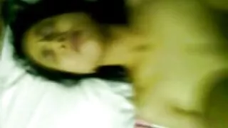 Jovem com Mamas pequenas inseriu uma pila no Capuz vídeo de pornô da brasileirinha