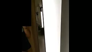 Ela exibiu sua buceta magra e esfregou-a com os videos porno das brasileirinhas dedos