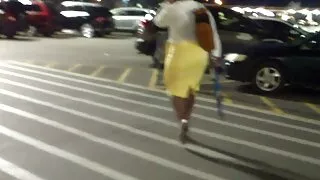 Na cama quente, a assistir vídeo pornô brasileirinha masturbação matinal da menina ocorre