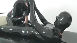 A beleza loira tirou as calças do cara videos de brasileirinhas e o levou